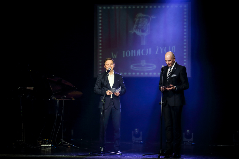 Powitanie gości podczas Koncertu Zaduszkowego. Przemowa dyrektora Teatru Muzycznego w Poznaniu Przemysława Kieliszewskiego.