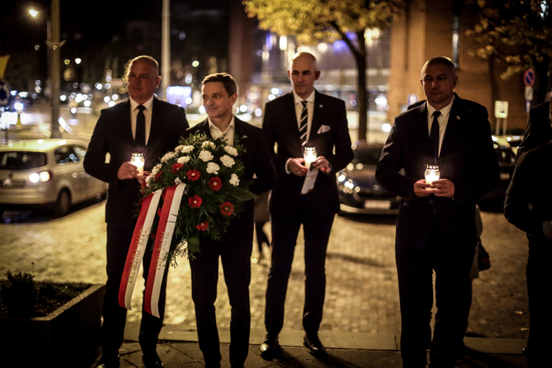 Złożenie wieńca oraz zapalenie zniczy pod tablicą upamiętniającą ofiary Gestapo.