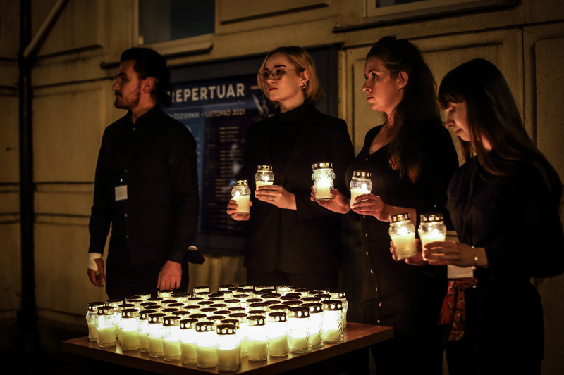 Zapalenie zniczy pod tablicą upamiętniającą ofiary Gestapo.