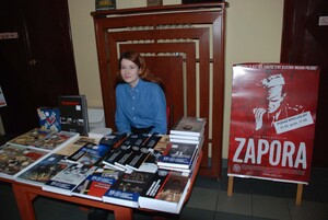 Kiermasz wydawnictw IPN podczas retrospektywy NNW prowadziła dr Karolina Bittner z IPN w Poznaniu 