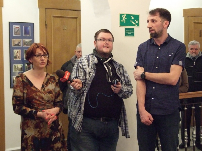 Otwarcie wystawy fotografii Piotra Życieńskiego „Cum tacent, clamant” w Muzeum Regionalnym w Jarocinie. Od lewej: dr Agnieszka Łuczak (IPN Poznań), z prawej Sebastian Pluta, dyrektor MR w Jarocinie 
