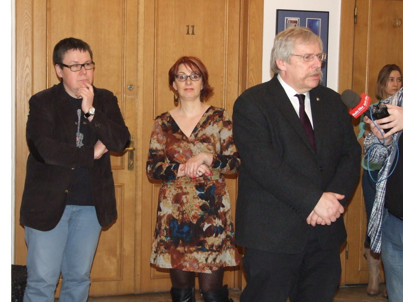 Otwarcie wystawy fotografii Piotra Życieńskiego „Cum tacent, clamant” w Muzeum Regionalnym w Jarocinie. Od lewej:Robert Kaźmierczak (II zastępca burmistrza Jarocina), dr Agnieszka Łuczak (IPN Poznań), Piotr Życieński (IPN Centrala) 