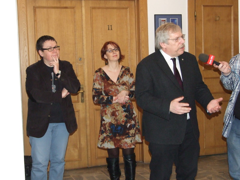 Otwarcie wystawy fotografii Piotra Życieńskiego „Cum tacent, clamant” w Muzeum Regionalnym w Jarocinie. Od lewej: Robert Kaźmierczak, II zastępca burmistrza Jarocina, dr Agnieszka Łuczak (IPN Poznań), Piotr Życieński (IPN Centrala) 