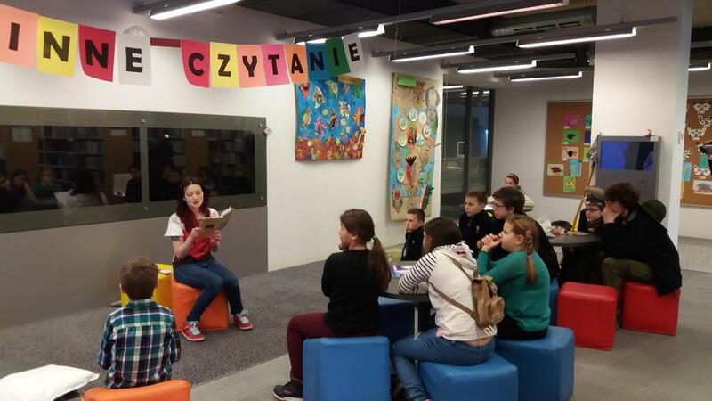 Spotkanie dla dzieci z „rycerzami lasu” w Centrum Edukacyjnym IPN „Przystanek Historia” w Bibliotece Raczyńskich. Książkę czytała dzieciom Ania Brachaczek.  