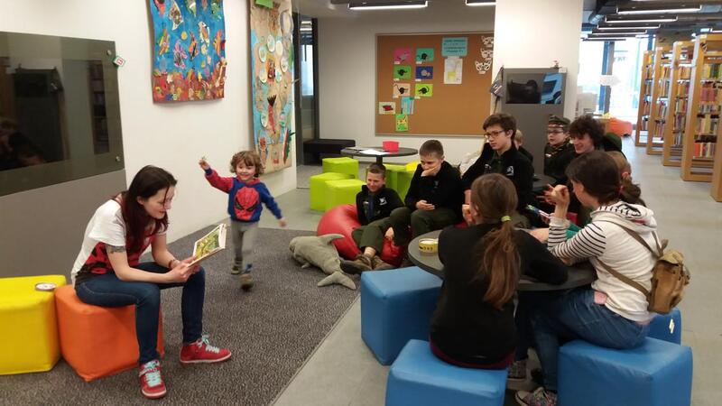 Spotkanie dla dzieci z „rycerzami lasu” w Centrum Edukacyjnym IPN „Przystanek Historia” w Bibliotece Raczyńskich. Książkę czytała dzieciom Ania Brachaczek.  