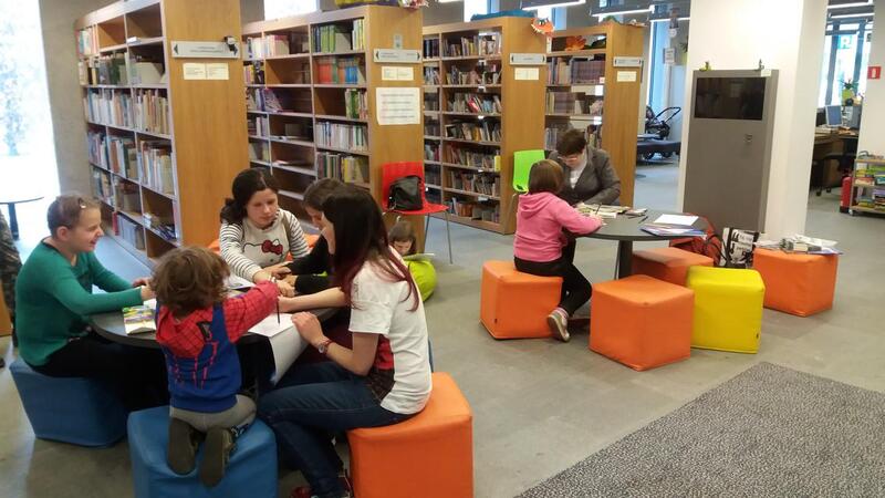 Spotkanie dla dzieci z „rycerzami lasu” w Centrum Edukacyjnym IPN „Przystanek Historia” w Bibliotece Raczyńskich. Książkę czytała dzieciom Ania Brachaczek.  