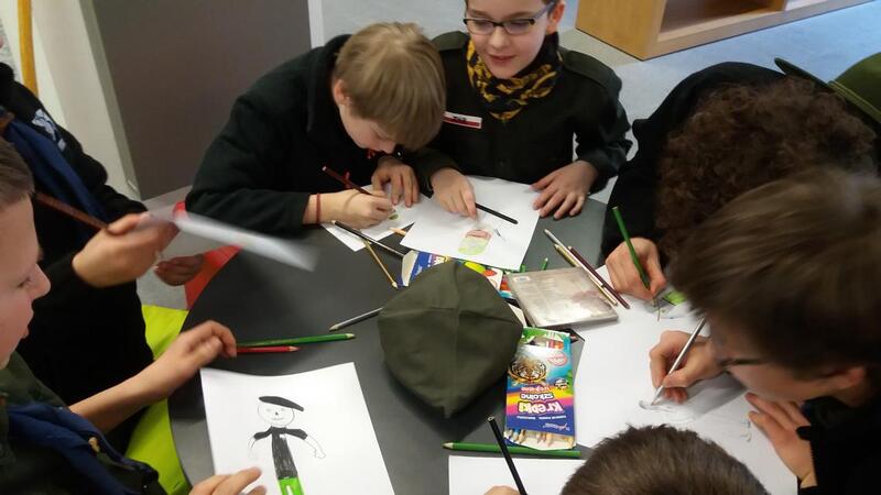 Spotkanie dla dzieci z „rycerzami lasu” w Centrum Edukacyjnym IPN „Przystanek Historia” w Bibliotece Raczyńskich. Książkę czytała dzieciom Ania Brachaczek.  