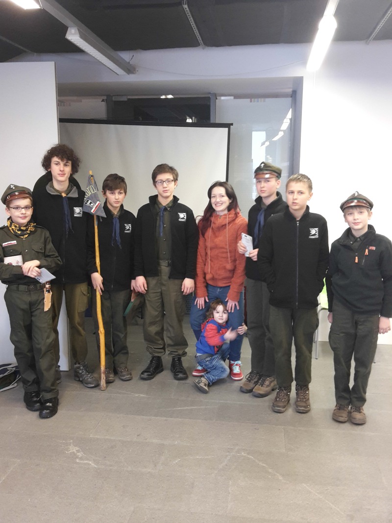 Spotkanie dla dzieci z „rycerzami lasu”. Książkę czytała dzieciom Ania Brachaczek 