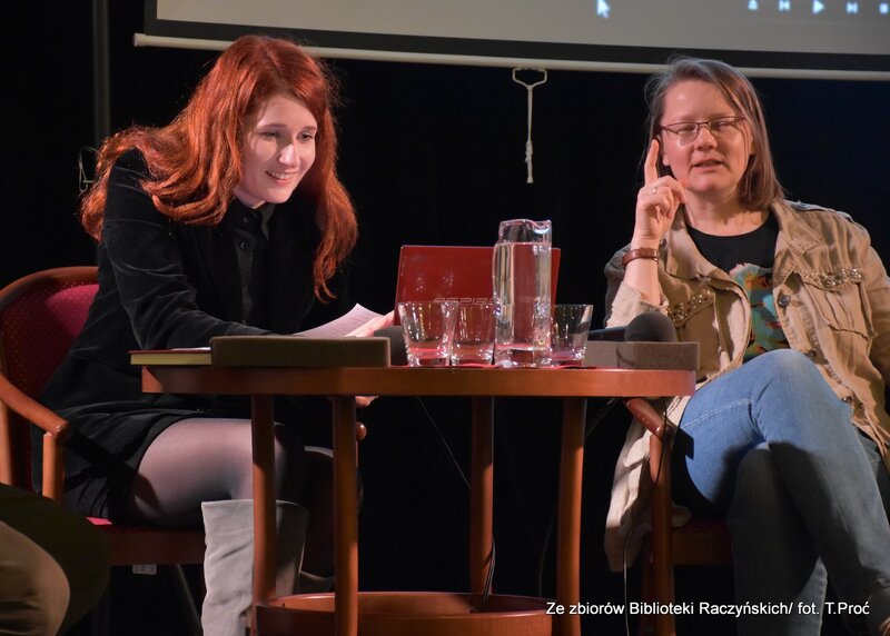 Spotkanie dyskusyjne wokół książki Karoliny Bittner o festiwalach piosenki żołnierskiej w Kołobrzegu.  