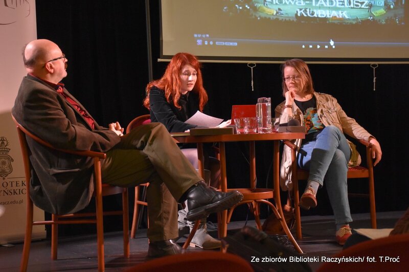 Spotkanie dyskusyjne wokół książki Karoliny Bittner o festiwalach piosenki żołnierskiej w Kołobrzegu.  