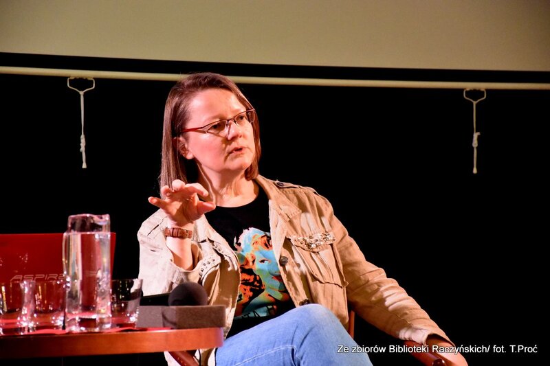 Spotkanie dyskusyjne wokół książki Karoliny Bittner o festiwalach piosenki żołnierskiej w Kołobrzegu. Na zdjęciu prof. Dorota Skotarczak 