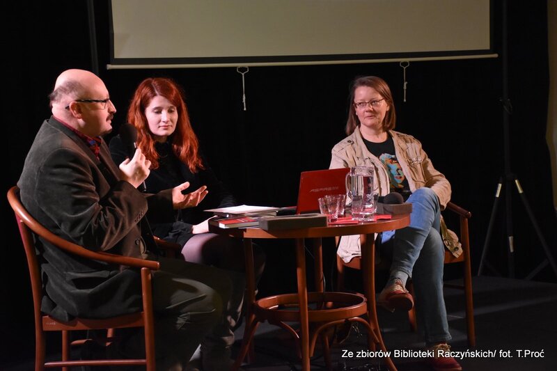 Spotkanie dyskusyjne wokół książki Karoliny Bittner o festiwalach piosenki żołnierskiej w Kołobrzegu. Na zdjęciu prof. Dorota Skotarczak 