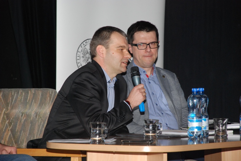 Promocja książki „Więźniowie Wronek w okresie stalinowskim. Cześć I. Lata 1945–1948” we Wronkach. Od lewej: Grzegorz Barczykowski i Rafał Kościański