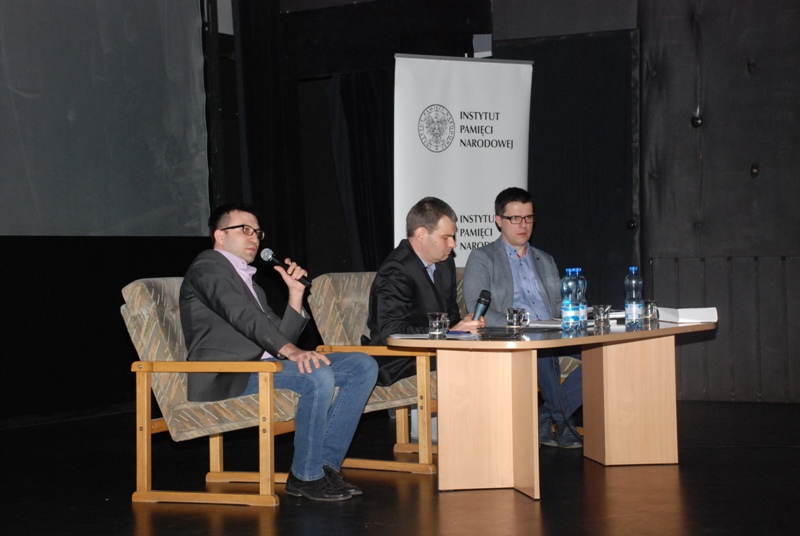 Promocja książki „Więźniowie Wronek w okresie stalinowskim. Cześć I. Lata 1945–1948” we Wronkach. Od lewej: Łukasz Przybyłka, Grzegorz Barczykowski i Rafał Kościański