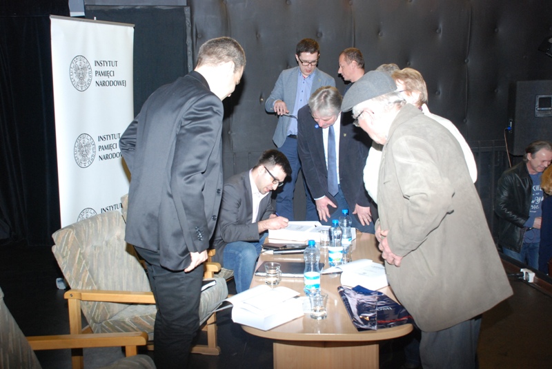 Promocja książki „Więźniowie Wronek w okresie stalinowskim. Cześć I. Lata 1945–1948” we Wronkach. Kto zakupił książkę, po spotkaniu mógł otrzymać autograf od autorów