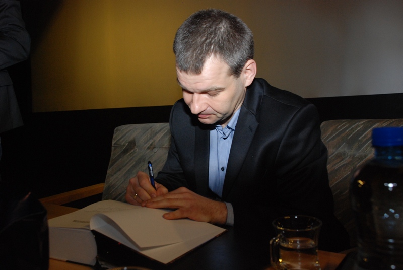 Promocja książki „Więźniowie Wronek w okresie stalinowskim. Cześć I. Lata 1945–1948” we Wronkach. Kto zakupił książkę, po spotkaniu mógł otrzymać autograf od autorów