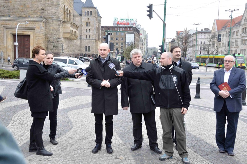 Otwarcie wystawy „Sacrum Poloniae Millennium w archidiecezji poznańskiej” na placu Mickiewicza w Poznaniu. Na zdjęciu od lewej: dr Rafał Reczek, dyrektor poznańskiego Oddziału IPN, ks. Roman Dworacki, dyrektor Archiwum Archidiecezjalnego w Poznaniu, (z ty