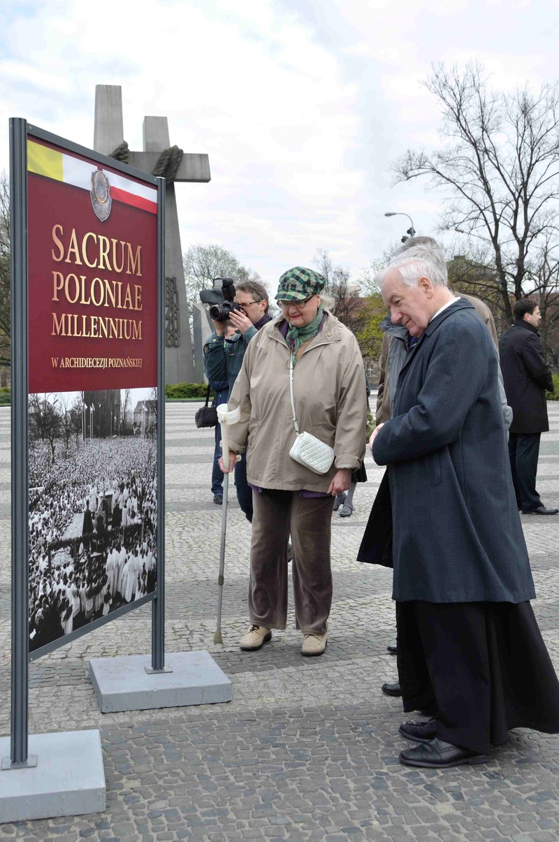 Otwarcie wystawy „Sacrum Poloniae Millennium” na placu Mickiewicza w Poznaniu. Na zdjęciu ks. bp Zdzisław Fortuniak 