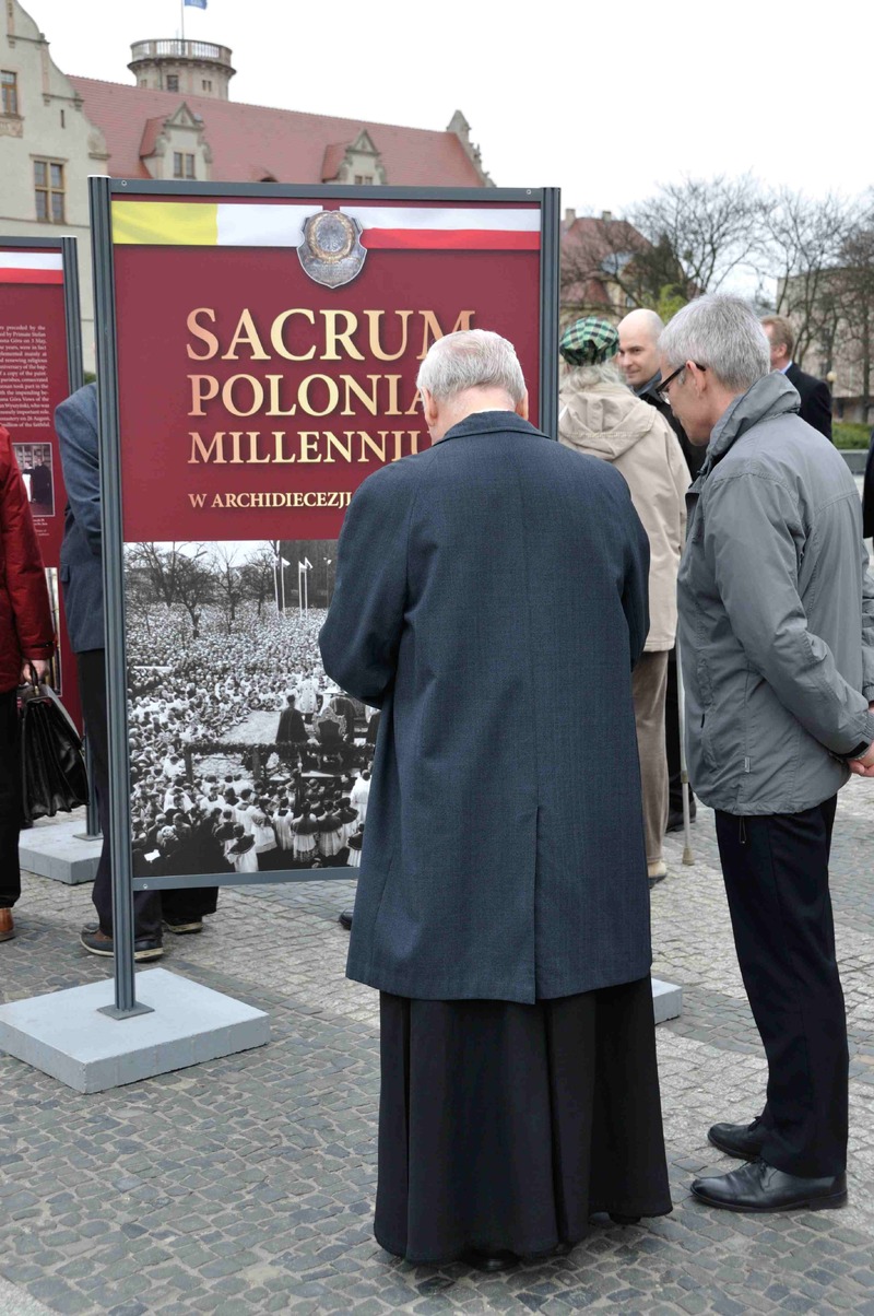 Otwarcie wystawy „Sacrum Poloniae Millennium” na placu Mickiewicza w Poznaniu. Na zdjęciu ks. bp Zdzisław Fortuniak 