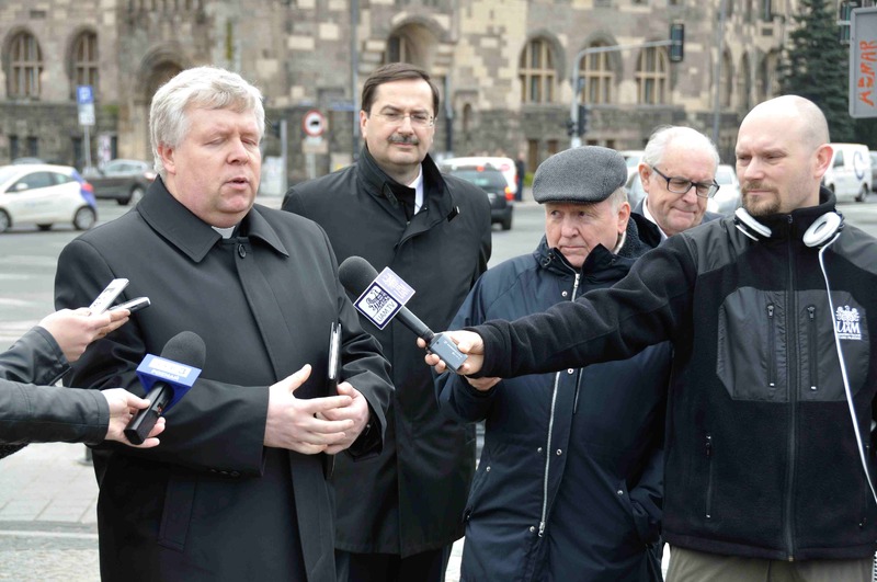 Otwarcie wystawy „Sacrum Poloniae Millennium” na placu Mickiewicza w Poznaniu. Na zdjęciu z lewej ks. Roman Dworacki, dyrektor Archiwum Archidiecezjalnego w Poznaniu, za nim dr hab. Konrad Białecki, jeden z autorów scenariusza wystawy a także twórca tekst