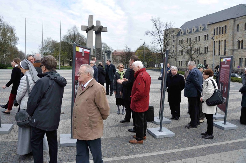 Otwarcie wystawy „Sacrum Poloniae Millenium” na placu Mickiewicza w Poznaniu 