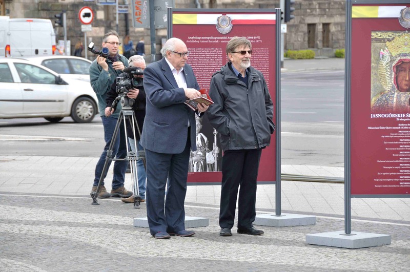 Otwarcie wystawy „Sacrum Poloniae Millenium” na placu Mickiewicza w Poznaniu. Na zdjęciu (od lewej) poznański artysta Stanisław Grzesiek, twórca koncepcji plastycznej wystawy i Marek Wiza, wiceprzewodniczący ZR NSZZ Wielkopolska „Solidarność” 