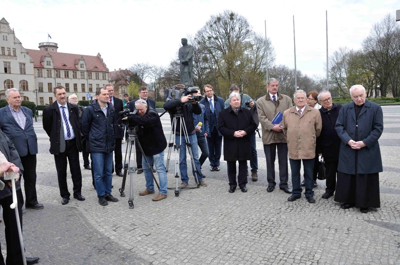 Otwarcie wystawy „Sacrum Poloniae Millennium” na placu Mickiewicza w Poznaniu  