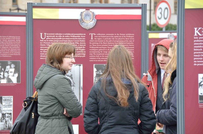 Otwarcie wystawy „Sacrum Poloniae Millennium” na placu Mickiewicza w Poznaniu  