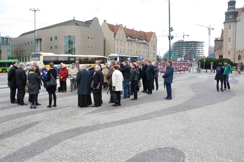 Otwarcie wystawy „Sacrum Poloniae Millennium” na placu Mickiewicza w Poznaniu 