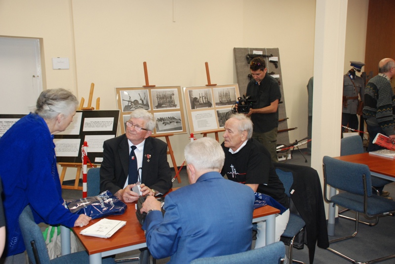 Noc Muzeów w IPN w Poznaniu pod hasłem „Poznański Czerwiec 1956”. Spotkania ze świadkami historii, uczestnikami buntu poznańskich robotników w czerwcu '56, Włodzimierzem Marciniakiem (przy stoliku z lewej) i Zenonem Szczublińskim (przy stoliku z prawej) 