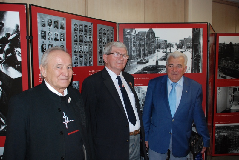 Świadkowie historii, uczestnicy buntu poznańskich robotników w czerwcu '56, Włodzimierz Marciniak (w środku), Zenon Szczubliński (z lewej) i Henryk Zywert (z prawej) 