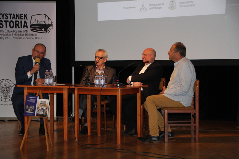 56. rocznica Wydarzeń Zielonogórskich. Spotkanie w CE IPN „Przystanek Historia” w WiMBP im. C. Norwida w Zielonej Górze. Od lewej: Marek Budniak, dr Tadeusz Dzwonkowski, ks. dr. hab. Dariusz Śmierzchalski-Wachocz i Rafał Kotomski 
