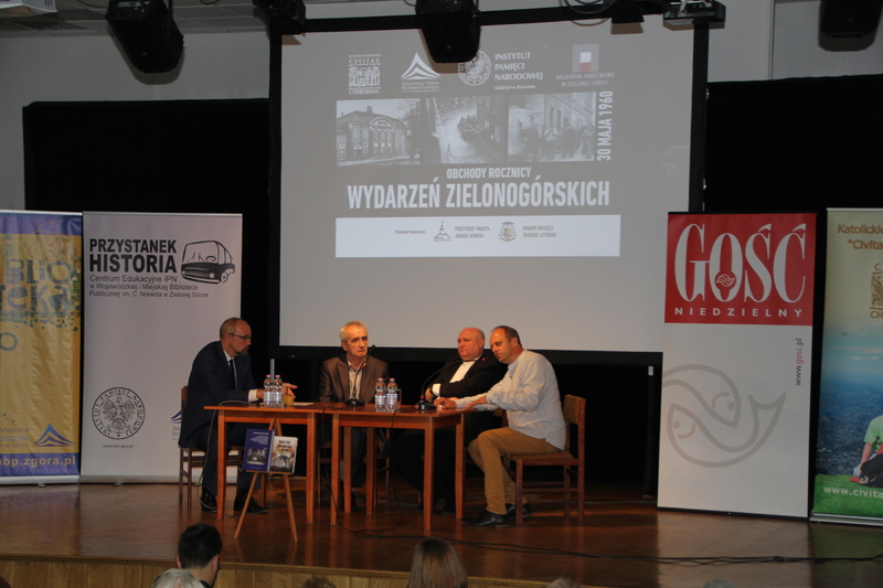 56. rocznica Wydarzeń Zielonogórskich. Spotkanie w CE IPN „Przystanek Historia” w WiMBP im. C. Norwida w Zielonej Górze. Od lewej: Marek Budniak, dr Tadeusz Dzwonkowski, ks. dr. hab. Dariusz Śmierzchalski-Wachocz i Rafał Kotomski 