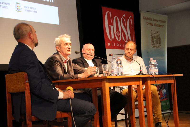 56. rocznica Wydarzeń Zielonogórskich. Spotkanie w CE IPN „Przystanek Historia” w WiMBP im. C. Norwida w Zielonej Górze. Od lewej: Marek Budniak, dr Tadeusz Dzwonkowski, ks. dr. hab. Dariusz Śmierzchalski-Wachocz i Rafał Kotomski 