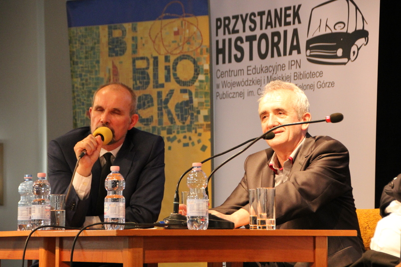 56. rocznica Wydarzeń Zielonogórskich. Spotkanie w CE IPN „Przystanek Historia” w WiMBP im. C. Norwida w Zielonej Górze. Od lewej: Marek Budniak i dr Tadeusz Dzwonkowski 