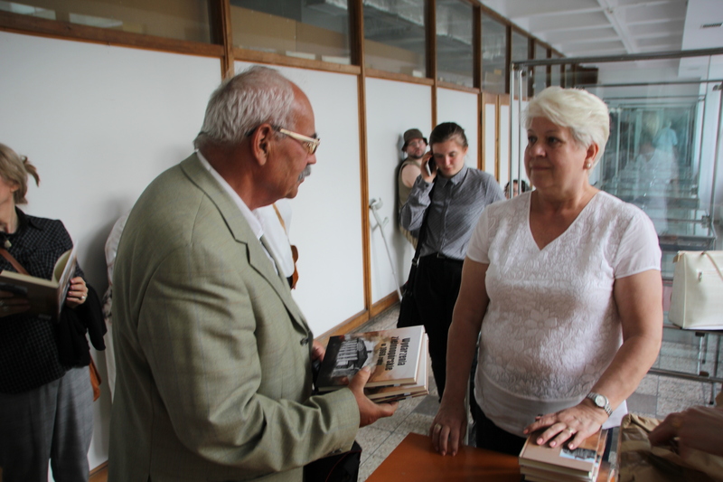 56. rocznica Wydarzeń Zielonogórskich. Spotkanie w CE IPN „Przystanek Historia” w WiMBP im. C. Norwida w Zielonej Górze. Przekazanie uczestnikom spotkania darmowej książki Tadeusz Dzwonkowskiego i Bogdana Biegalskiego „Wydarzenia Zielonogórskie w 1960 rok