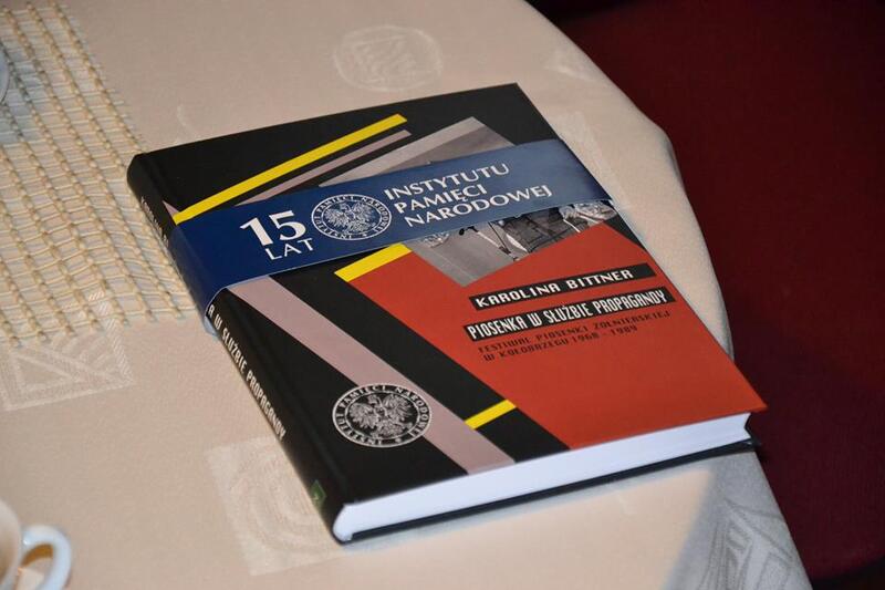 Spotkanie dyskusyjne wokół książki Karoliny Bittner „Piosenka w służbie propagandy. Festiwal Piosenki Żołnierskiej w Kołobrzegu 1968–1989” z udziałem autorki i prof. dr hab. Doroty Skotarczak  w Centrum Edukacyjnym IPN „Przystanek Historia” w Miejskiej Bi