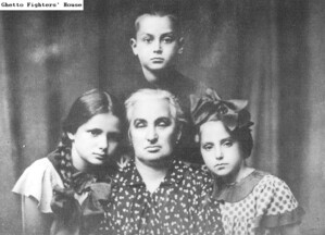 Icchak Rudaszewski wraz z babcią i kuzynkami, zdjęcie sprzed niemieckiej okupacji.