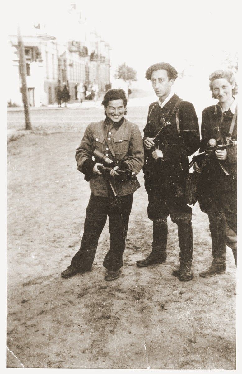 Rózia Korczak [L], Aba Kowner [Ś] i Witka Kempner [P] w wyzwolonym Wilnie, połowa lipca 1944 r., autor zdjęcia: Ilia Erenburg.