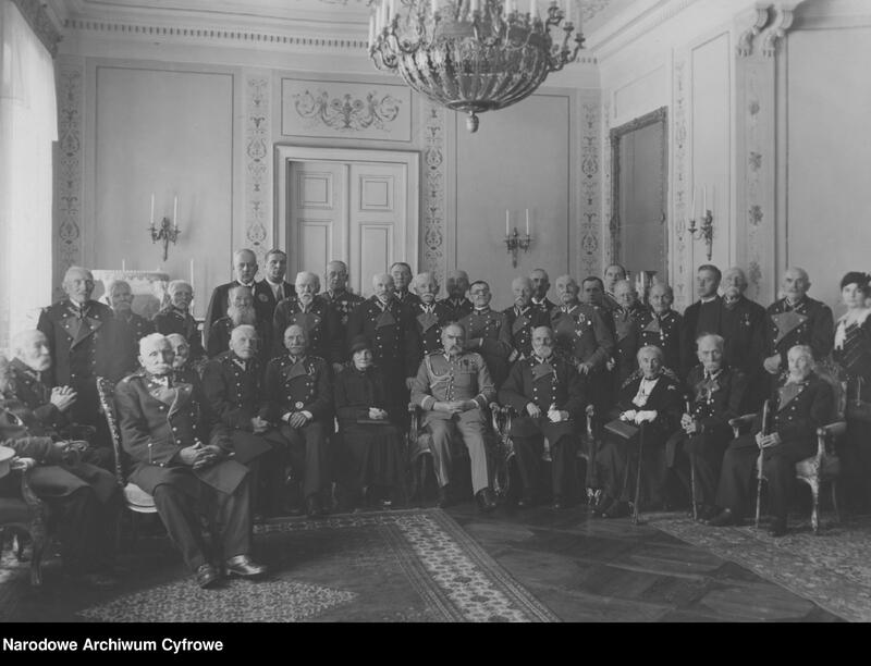 Obchody 70. rocznicy powstania styczniowego w Warszawie, powstańcy z Józefem Piłsudskim, 1933 r. (NAC)