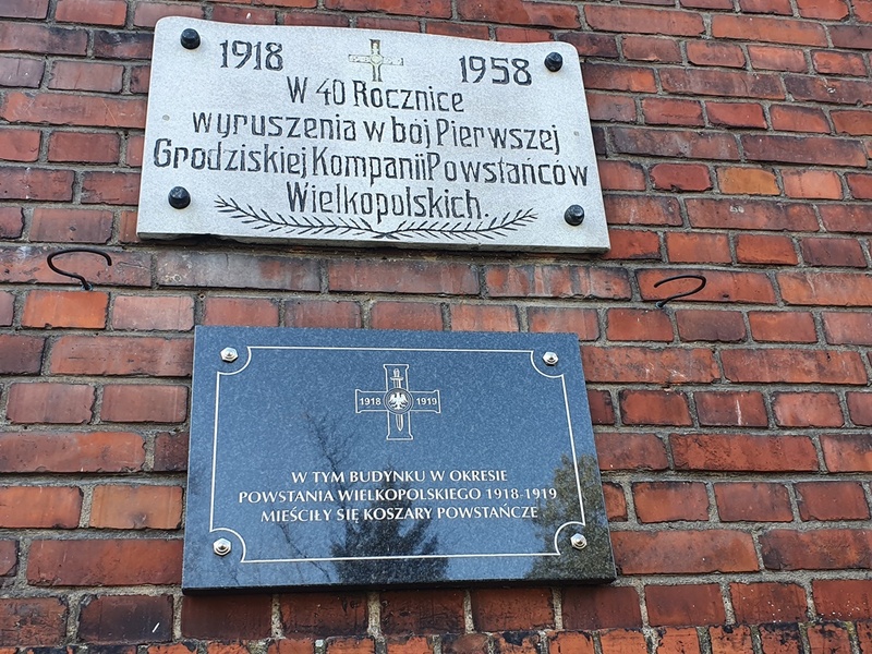 Szkoła Podstawowa nr 2 im. Powstańców Wielkopolskich, w jej siedzibie podczas powstania znajdowały się koszary powstańcze.