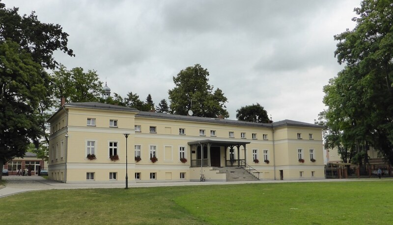 Zabytkowy dwór w parku miejskim, w którego wnętrzach podczas powstania znajdowała się siedziba V okręgu wojskowego.