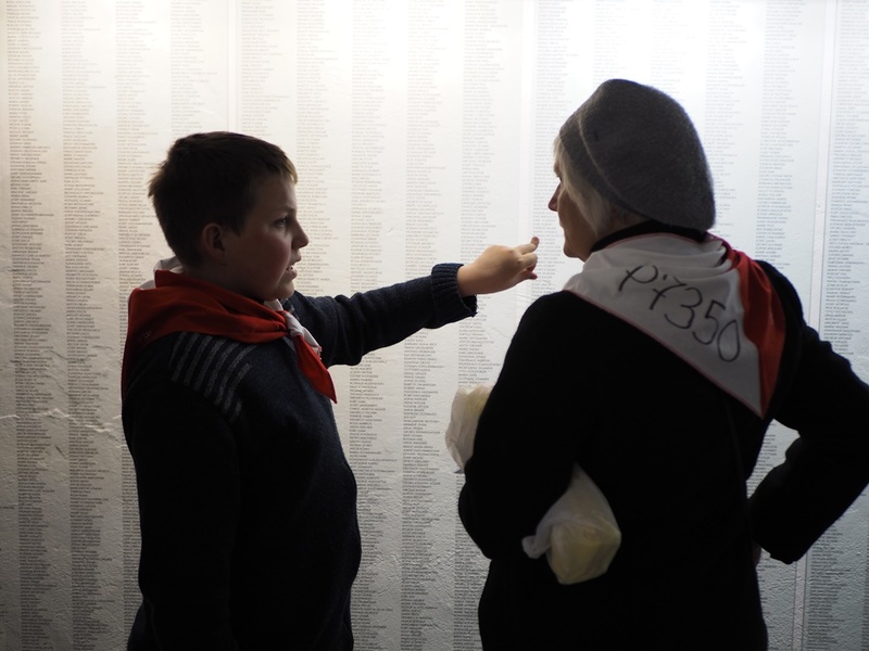 Rodzina odszukała nazwisko bliskiej osoby na liście zamordowanych w Hartheim. Wyjazd Pamięci Hartheim. Fot. Marta Szczesiak-Ślusarek