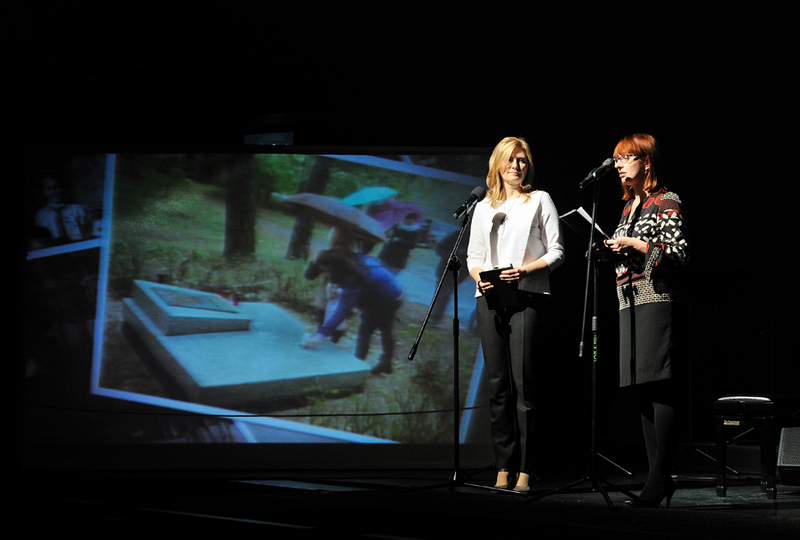 Podsumowanie akcji „Zapal znicz pamięci”. Od lewej: Anna Gruszecka, pomysłodawczyni akcji i dr Agnieszka Łuczak, naczelnik OBEP IPN w Poznaniu