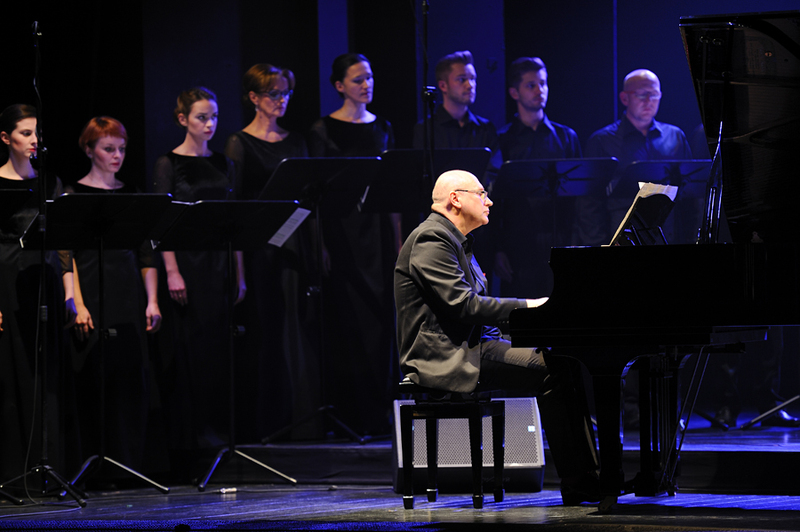 Koncert odbył się  w Teatrze Muzycznym w Poznaniu. Tym razem zabrzmiało „Misterium Stabat Mater” Włodka Pawlika, jedynego dotąd polskiego laureata nagrody Grammy (2014)
