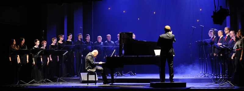 WłodePawlik. Obok Kompozytora na scenie wystąpili soliści Chóru Teatru Muzycznego w Poznaniu i zespół wokalny Artis Sonus pod dyrekcją Jacka Sykulskiego