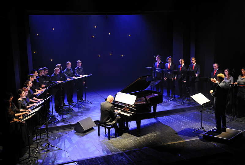 Obok Kompozytora na scenie wystąpili soliści Chóru Teatru Muzycznego w Poznaniu i zespół wokalny Artis Sonus pod dyrekcją Ja