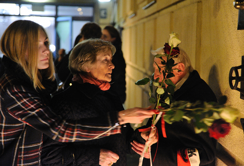 Po koncercie zapalono znicze pamięci pod tablicą Ofiar Gestapo. Na zdj. Salomea Prauzińska, synowa Leona Prauzińskiego i prawnuczka Magdalena Czarnul