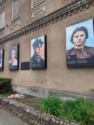 Wystawa czasowa poświęcona ofiarom Obławy Augustowskiej, prezentowana na jednej ze ścian „Domu Turka” w Augustowie. Fot. Marta Szczesiak-Ślusarek
