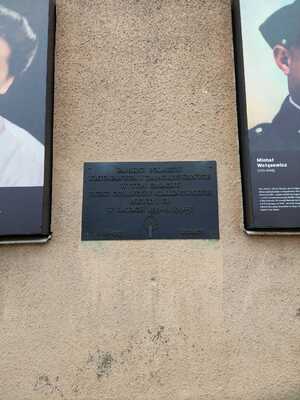 Wystawa czasowa poświęcona ofiarom Obławy Augustowskiej, prezentowana na jednej ze ścian „Domu Turka” w Augustowie. Fot. Marta Szczesiak-Ślusarek